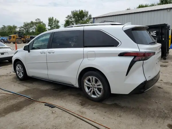 5TDESKFC7RS151831 2024 TOYOTA SIENNA - Image 2