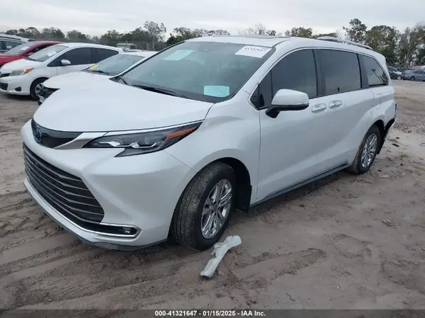 5TDESKFC8RS125304 2024 TOYOTA SIENNA - Image 2