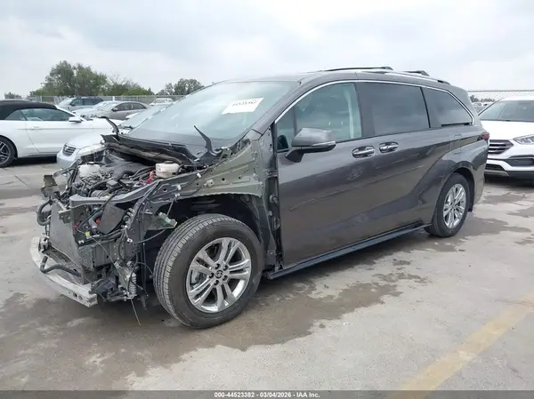 5TDESKFC8RS137548 2024 TOYOTA SIENNA - Image 2