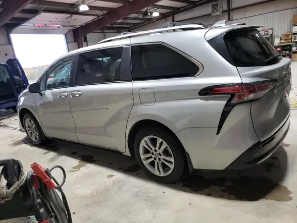 5TDESKFC8RS146055 2024 TOYOTA SIENNA - Image 2