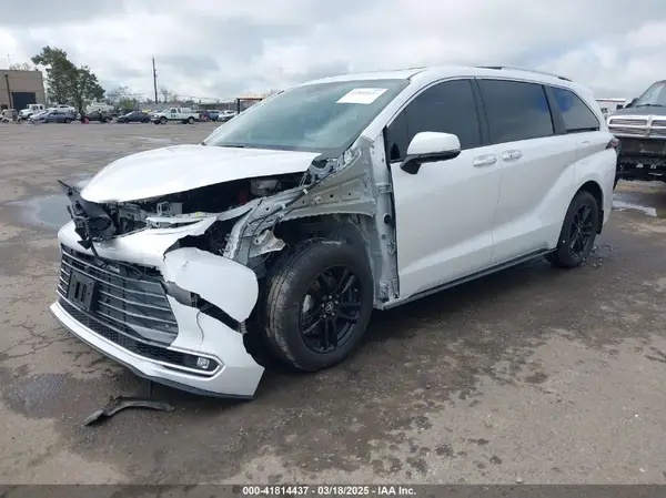 5TDESKFC8RS146914 2024 TOYOTA SIENNA - Image 2