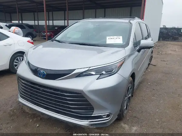 5TDESKFC8SS156039 2025 TOYOTA SIENNA - Image 2