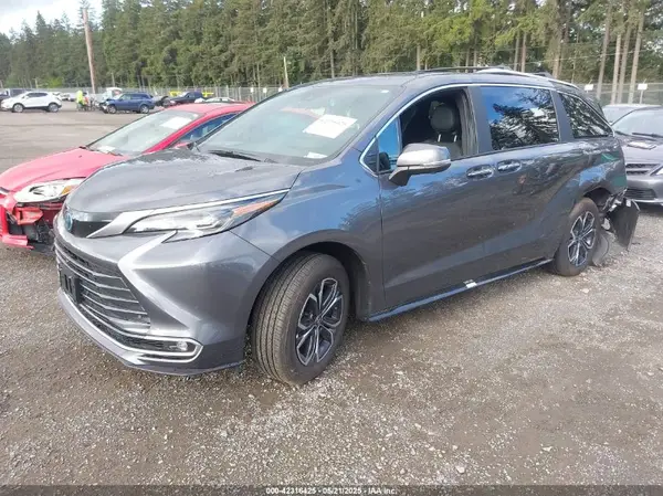 5TDESKFC8SS172175 2025 TOYOTA SIENNA - Image 2