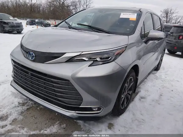 5TDESKFC9SS156308 2025 TOYOTA SIENNA - Image 2
