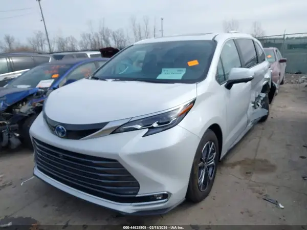 5TDESKFC9SS187932 2025 TOYOTA SIENNA - Image 2