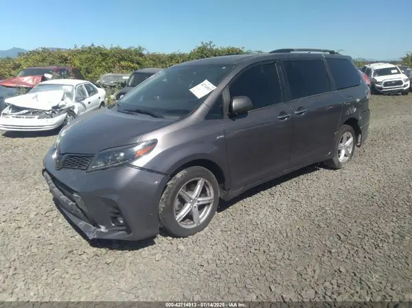 5TDEZ3DC1KS217882 2019 TOYOTA SIENNA - Image 2