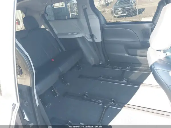5TDEZ3DC1KS217882 2019 TOYOTA SIENNA - Image 8