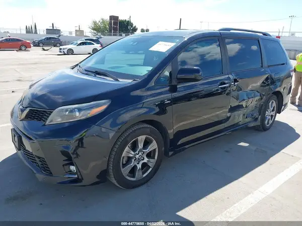 5TDEZ3DC3KS211825 2019 TOYOTA SIENNA - Image 2