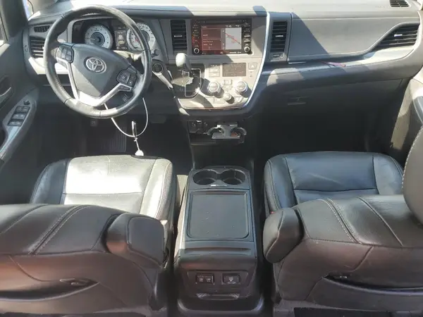 5TDEZ3DC4KS215396 2019 TOYOTA SIENNA - Image 8