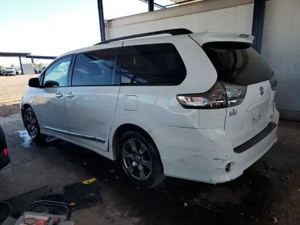 5TDEZ3DC4KS216015 2019 TOYOTA SIENNA - Image 2