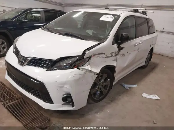 5TDEZ3DC4KS217360 2019 TOYOTA SIENNA - Image 2