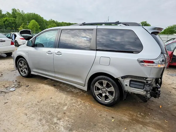 5TDEZ3DC4KS218346 2019 TOYOTA SIENNA - Image 2