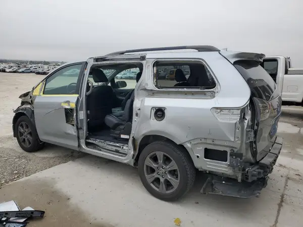 5TDEZ3DC5KS221045 2019 TOYOTA SIENNA - Image 2