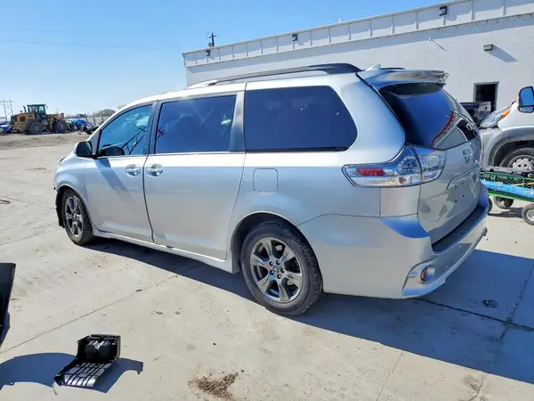 5TDEZ3DC5KS226410 2019 TOYOTA SIENNA - Image 2