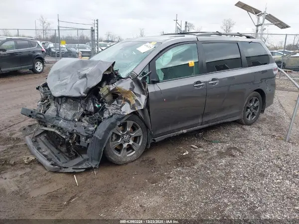 5TDEZ3DC6LS239068 2020 TOYOTA SIENNA - Image 2