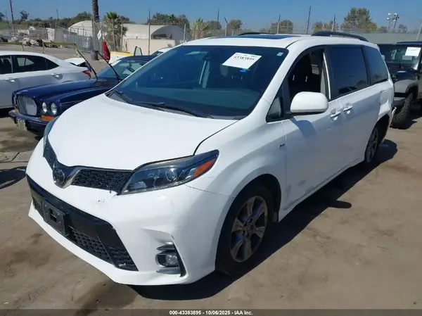 5TDEZ3DC7KS214551 2019 TOYOTA SIENNA - Image 2