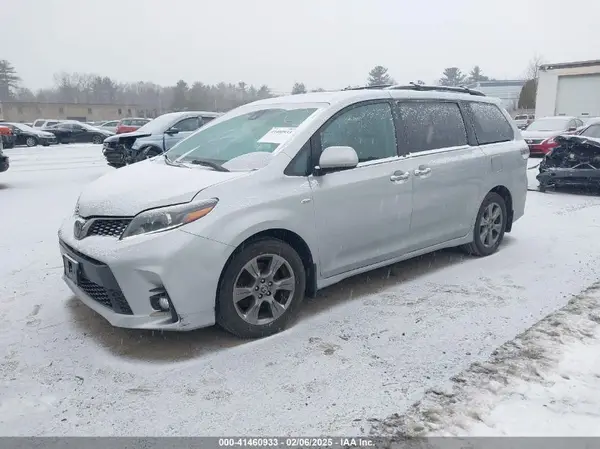 5TDEZ3DC8KS210587 2019 TOYOTA SIENNA - Image 2