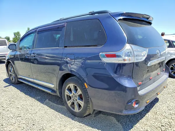 5TDEZ3DC8KS211383 2019 TOYOTA SIENNA - Image 2