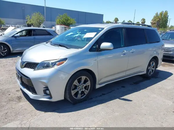 5TDEZ3DC8KS225073 2019 TOYOTA SIENNA - Image 2