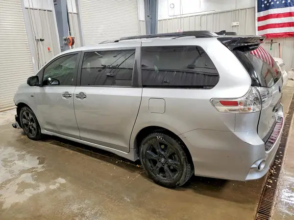 5TDEZ3DC8LS232753 2020 TOYOTA SIENNA - Image 2