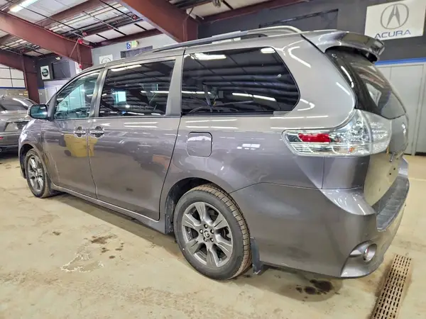 5TDEZ3DC8LS235653 2020 TOYOTA SIENNA - Image 2