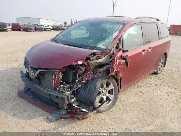 5TDEZ3DC9KS214860 2019 TOYOTA SIENNA - Image 2