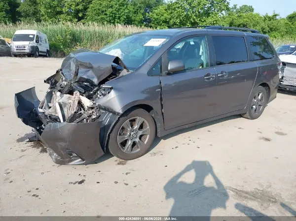 5TDEZ3DC9KS215829 2019 TOYOTA SIENNA - Image 2