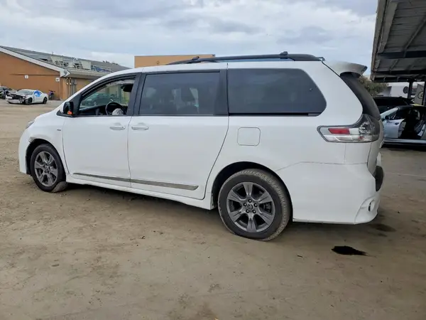 5TDEZ3DC9KS224045 2019 TOYOTA SIENNA - Image 2
