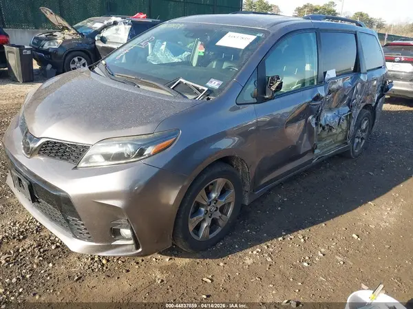 5TDEZ3DCXKS214463 2019 TOYOTA SIENNA - Image 2