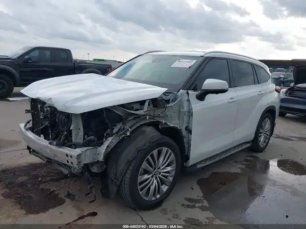 5TDFARAH2PS020676 2023 TOYOTA HIGHLANDER - Image 2