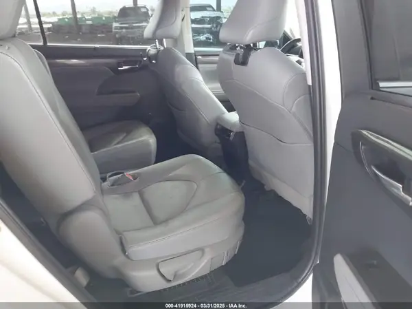 5TDFARAH5NS014075 2022 TOYOTA HIGHLANDER - Image 8