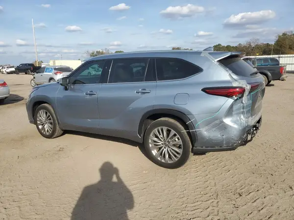 5TDFZRAH0NS112066 2022 TOYOTA HIGHLANDER - Image 2