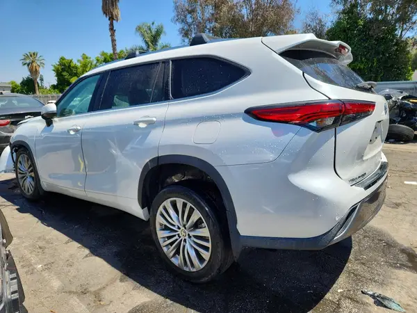 5TDFZRAH0NS114268 2022 TOYOTA HIGHLANDER - Image 2