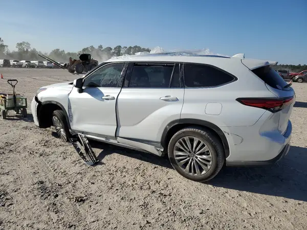 5TDFZRAH0NS123472 2022 TOYOTA HIGHLANDER - Image 2