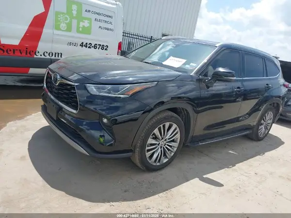 5TDFZRAH1LS015388 2020 TOYOTA HIGHLANDER - Image 2