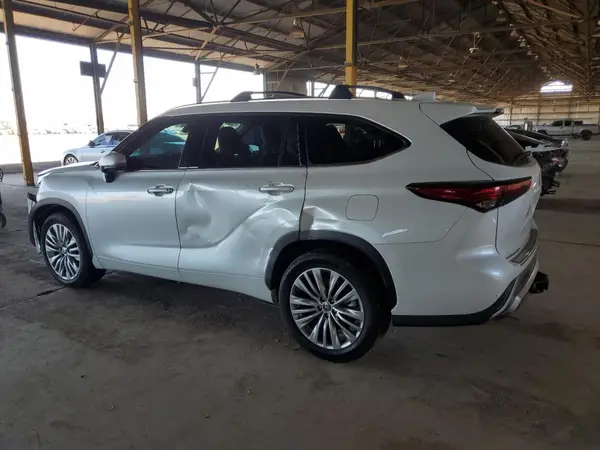 5TDFZRAH2NS110657 2022 TOYOTA HIGHLANDER - Image 2