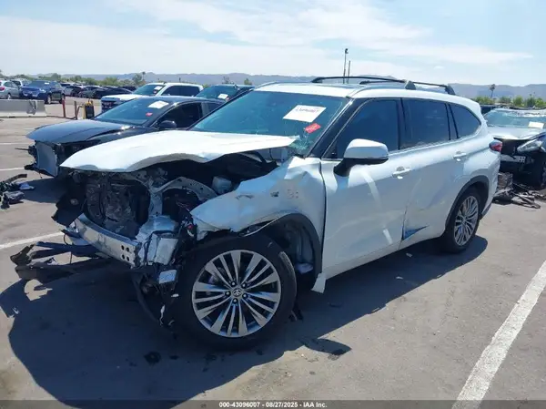 5TDFZRAH3NS097885 2022 TOYOTA HIGHLANDER - Image 2