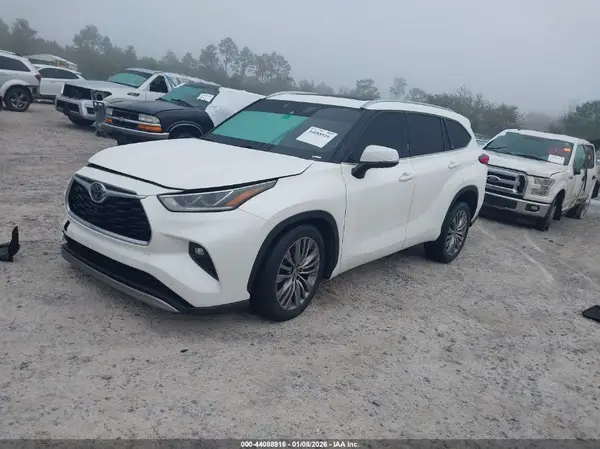 5TDFZRAH5MS058116 2021 TOYOTA HIGHLANDER - Image 2