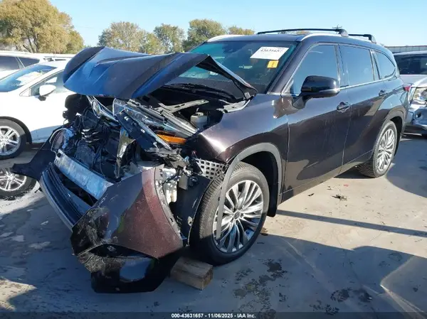 5TDFZRAH6NS090378 2022 TOYOTA HIGHLANDER - Image 2