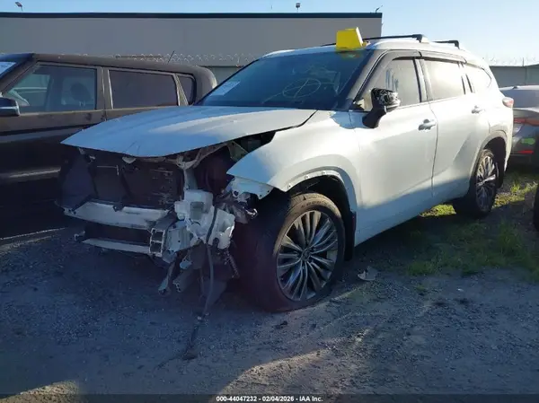 5TDFZRAH8NS095582 2022 TOYOTA HIGHLANDER - Image 2