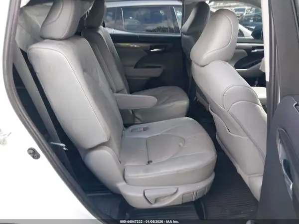 5TDFZRAH8NS095582 2022 TOYOTA HIGHLANDER - Image 8