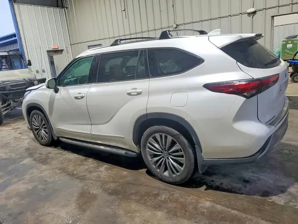 5TDFZRAH9MS075212 2021 TOYOTA HIGHLANDER - Image 2