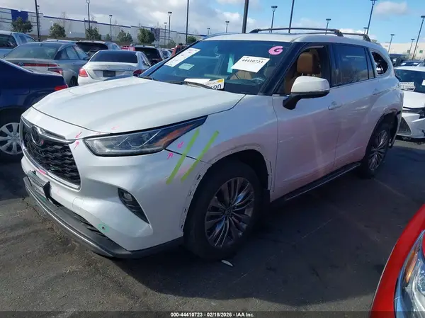 5TDFZRAHXNS095678 2022 TOYOTA HIGHLANDER - Image 2