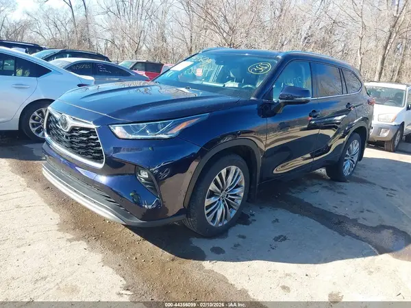 5TDFZRBH0MS071063 2021 TOYOTA HIGHLANDER - Image 2