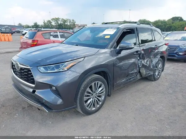 5TDFZRBH0MS097372 2021 TOYOTA HIGHLANDER - Image 2