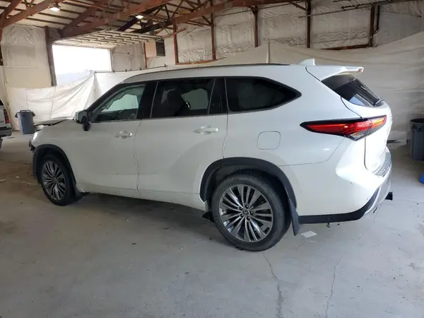 5TDFZRBH0MS137305 2021 TOYOTA HIGHLANDER - Image 2