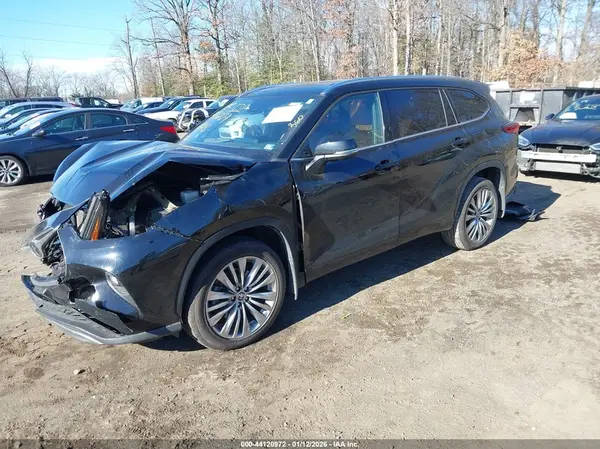 5TDFZRBH0NS189051 2022 TOYOTA HIGHLANDER - Image 2