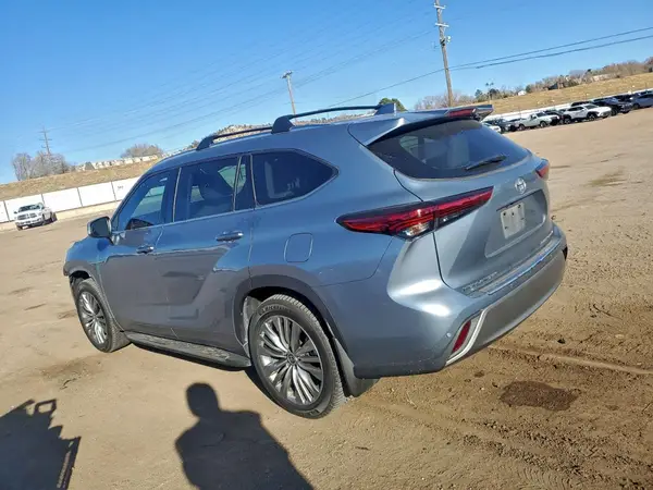 5TDFZRBH0NS222453 2022 TOYOTA HIGHLANDER - Image 2