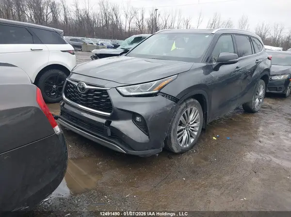 5TDFZRBH0NS247689 2022 TOYOTA HIGHLANDER - Image 2