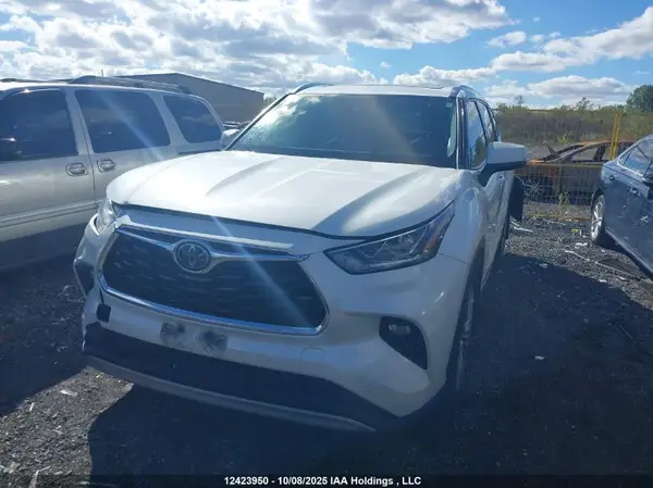 5TDFZRBH1MS071721 2021 TOYOTA HIGHLANDER - Image 2